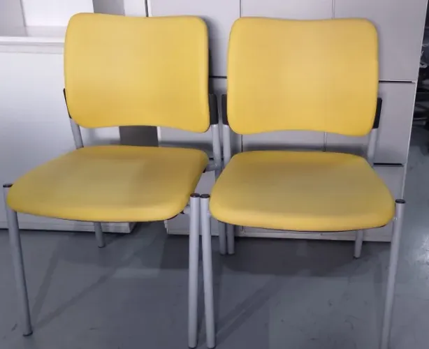 Cadeira de escritório modelo fixa estofada em corino