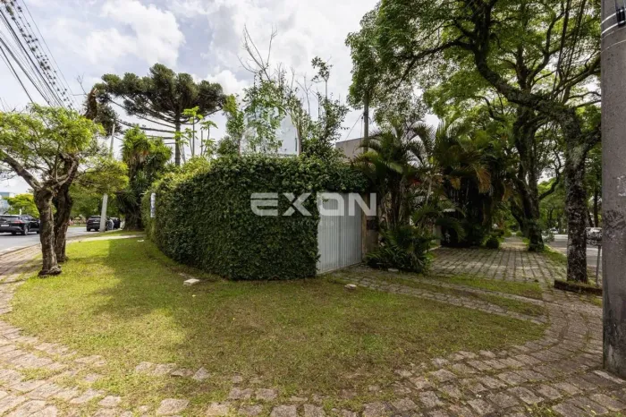 Terreno de Esquina no Juvevê com Potencial Comercial e Residencial