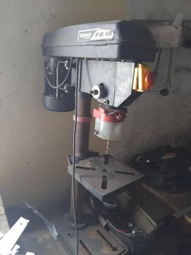 Furadeira de bancada SOMAR SCHUZ f 16 5/8  semi novo pouquíssima usada