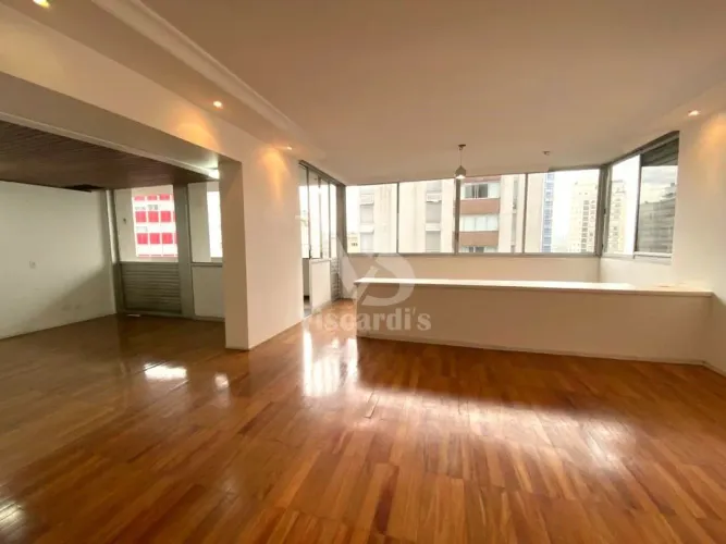 Vendo apartamento com 270 metros três dormitórios (uma suíte), duas vagas de garagem.