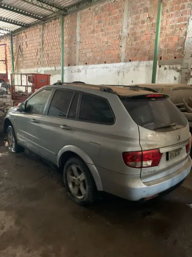Carro com motor desmontado para montar precisa de Bomba de Alta Sangyong KYRON DIESEL 5