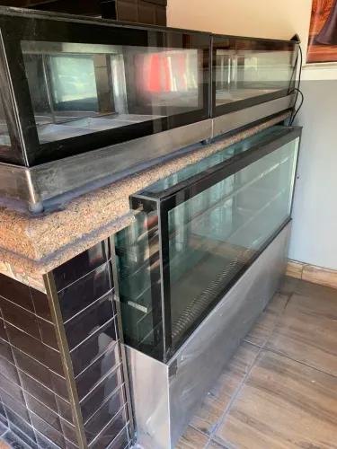 Uma balcão de três estufas quente é fria