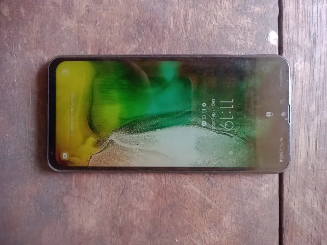 Samsung Galaxy A10, 32 gb + 16gb do cartão MicroSD e 2 gb ram.