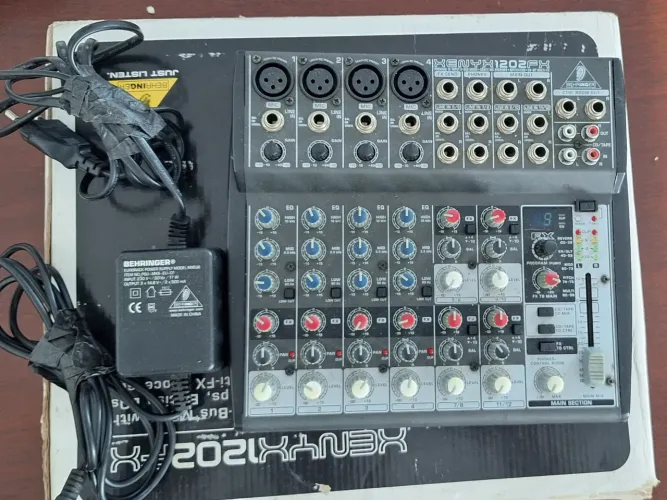 Mesa de Som Behringer Xenyx 1202FX com Efeitos - na caixa