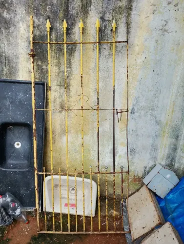 Portão social maciço falta pintar