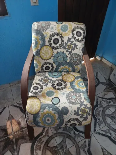 Poltrona de madeira estofada 