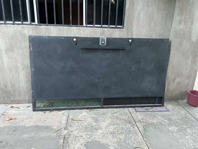 Porta de Ferro Robusto com Vidro - 1,40 x 2,20m