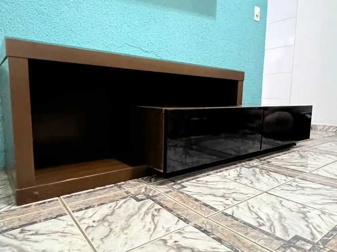 Rack retrátil para sala