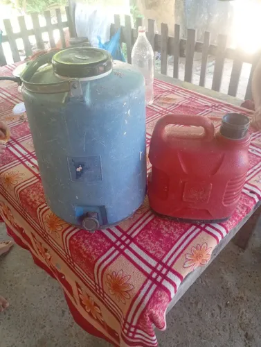Vendo garrafa térmica um 20 l e outra de 5 l tudo boa conservada tampa boa