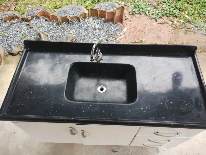 Pia e balcão de cozinha com torneira