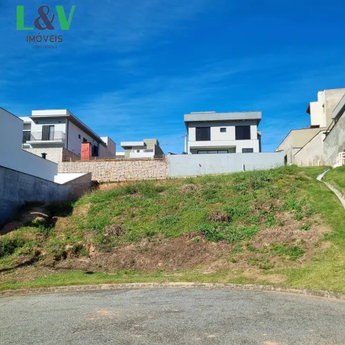 Terreno em aclive à venda no condomínio Jatobás