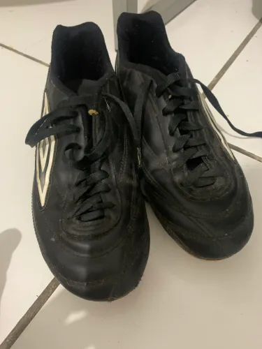 chuteira umbro