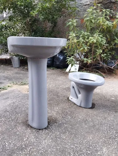 Conjunto pia, torneira e vaso sanitário