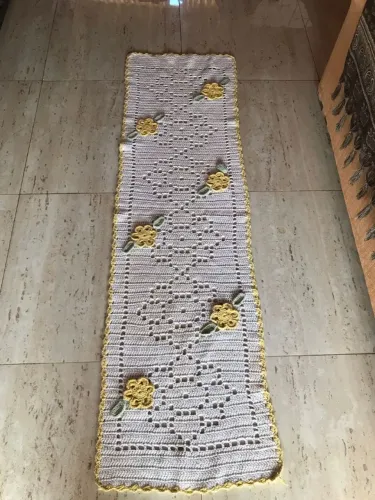 passadeira em crochê artesanal branca decorada flores amarelas / tapete de crochê