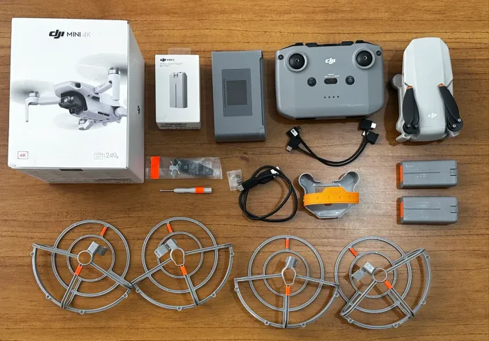 DJI Mini 4K com apenas 8h de voo, acompanhado de todos os acessórios