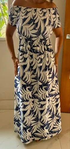 Vestido midi ombro a ombro com estampa folhagem azul e branca, similar ao modelo mídi