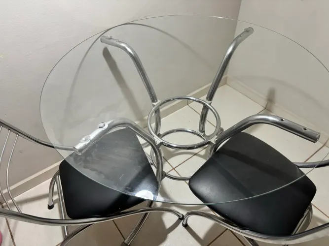 Mesa com tampo de vidro