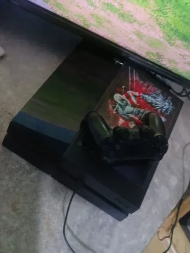 Vendo PlayStation 4 500gb, tem plano deluxe pra poder jogar vários jogos por 1 ano