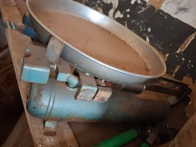 vendo balança, bomba água, chocadeira e carrinho de mão