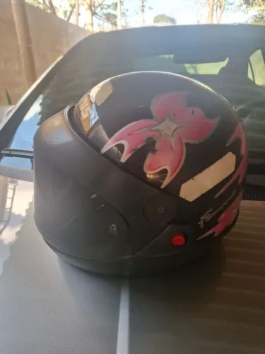 Capacete feminino, bem conservado.