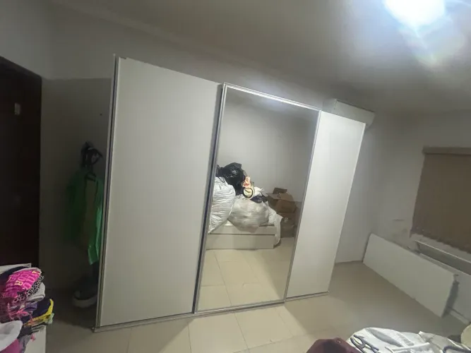 VENDE-SE GUARDA ROUPA TRÊS PORTAS COM ESPELHO NO MEIO