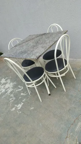 Mesa quadrada 90 x 80 cm com 4 cadeiras