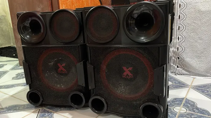 Estou vendendo essas duas caixas de som, estão pegando perfeitamente.
