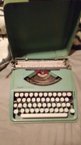 Máquina de escrever olivetti.semi nova