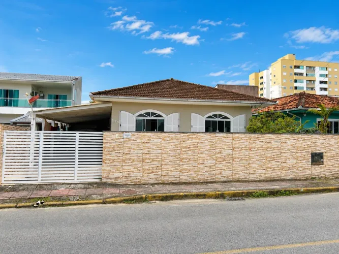 Casa Ampla com 4 Quartos + Casa nos Fundos | Praia João Rosa | Biguaçu