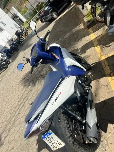 Moto tá top apenas 2.600 km rodados 