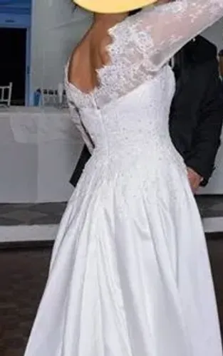 Vestido de noiva manga longa com renda e saia em cetim