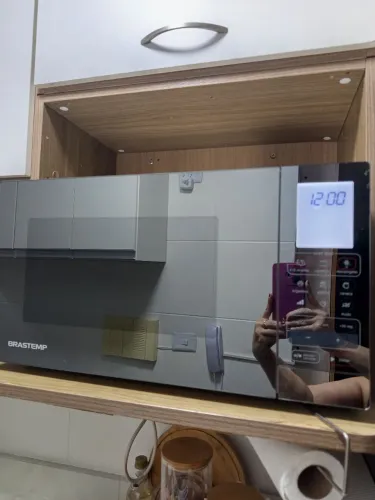 Micro-ondas 32 litros todo espelhado.
