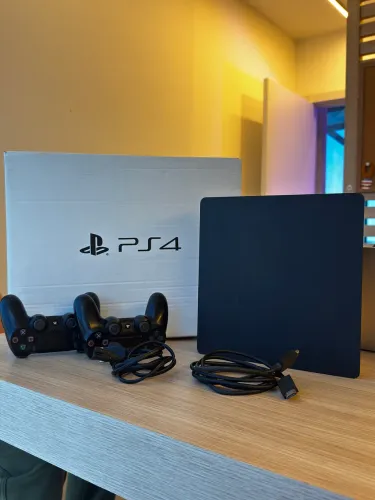 Playstation 4 1TB Slim (2 controles originais)