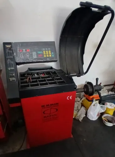 Balanceadora de rodas, compressor PRESSURE, assentador talão, Chave para desemp. de rodas.