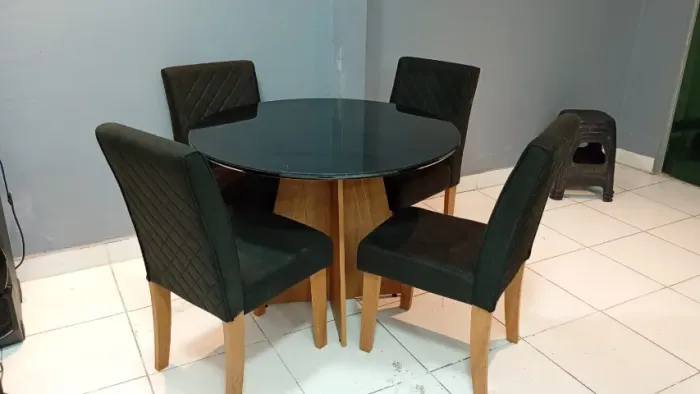 Mesa de jantar redonda de vidro, 4 cadeiras pretas