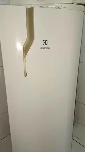 Geladeira Branca Eletroclux 240L Degelo