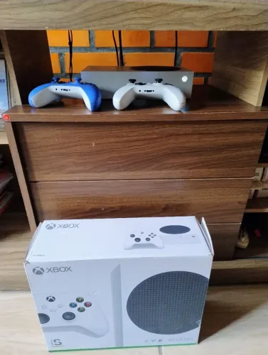 Xbox Series S 500GB 2 controles e jogos no HD