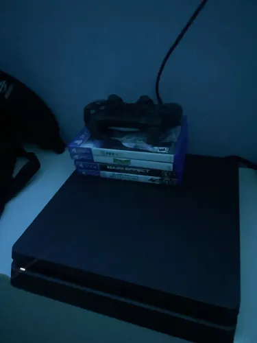 Ps4 slim 1tb+ 4 jogos