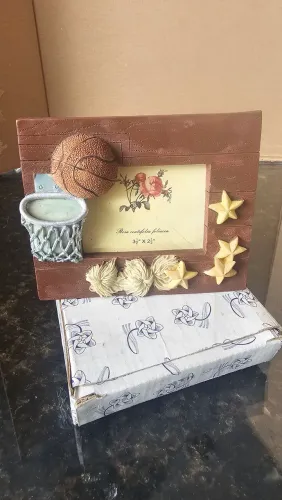 Porta Retrato Bola Basquete com cesto, em resina pintada. 6,5 X 5 cm Lindo porta Retrato 