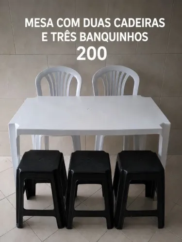 Vende-se uma mesa com duas cadeiras três banquinho aceito proposta...