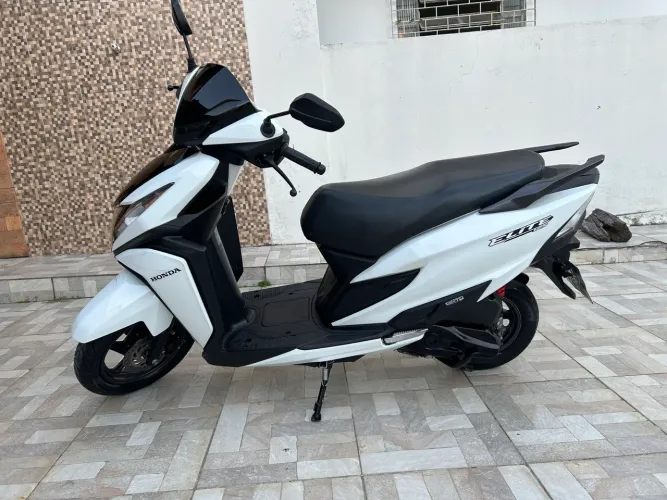 Moto Honda Elite 125cc Branca.