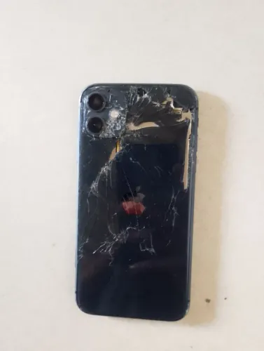 iPhone não liga... ganhei no condomínio onde trabalhor bom prá tirar peça