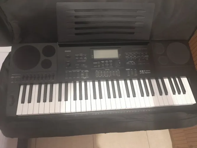 Teclado musical casio ctk-7200 em excelente conservação 