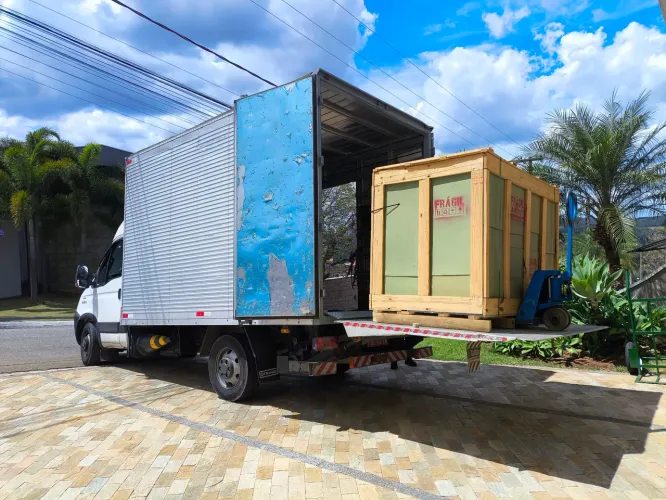Caminhão com plataforma elevatória baú