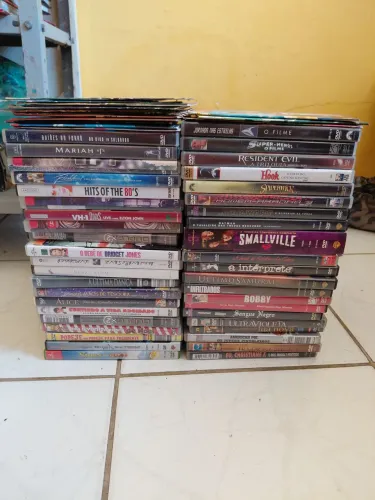 Caixa com 58 DVDs originais