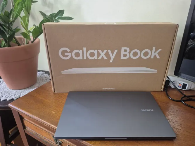 Galaxy book 4 NF, Caixa, acessórios 8 gigas de ram, 256 SSD