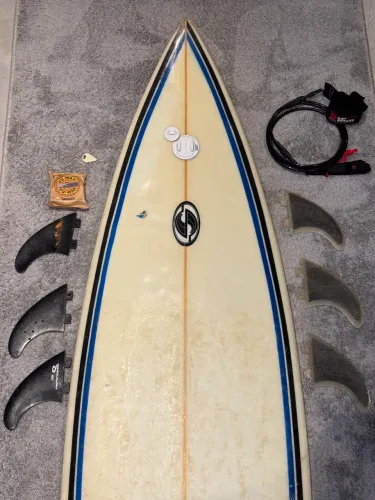 Prancha Surf + 6 Quilhas + Leash + Parafina