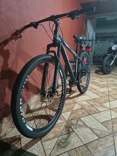 Bike Collina Aro 29 - 1 mês de uso, pronta pra rodar e com nota fiscal