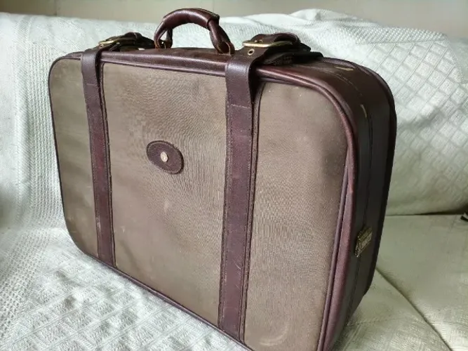 Mala antiga Vintage anos 60 , raridade , toda original , linda peça .