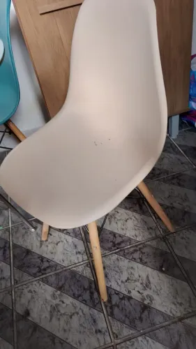 Vendo mesa e 4 cadeiras Eiffel a preço de desapego